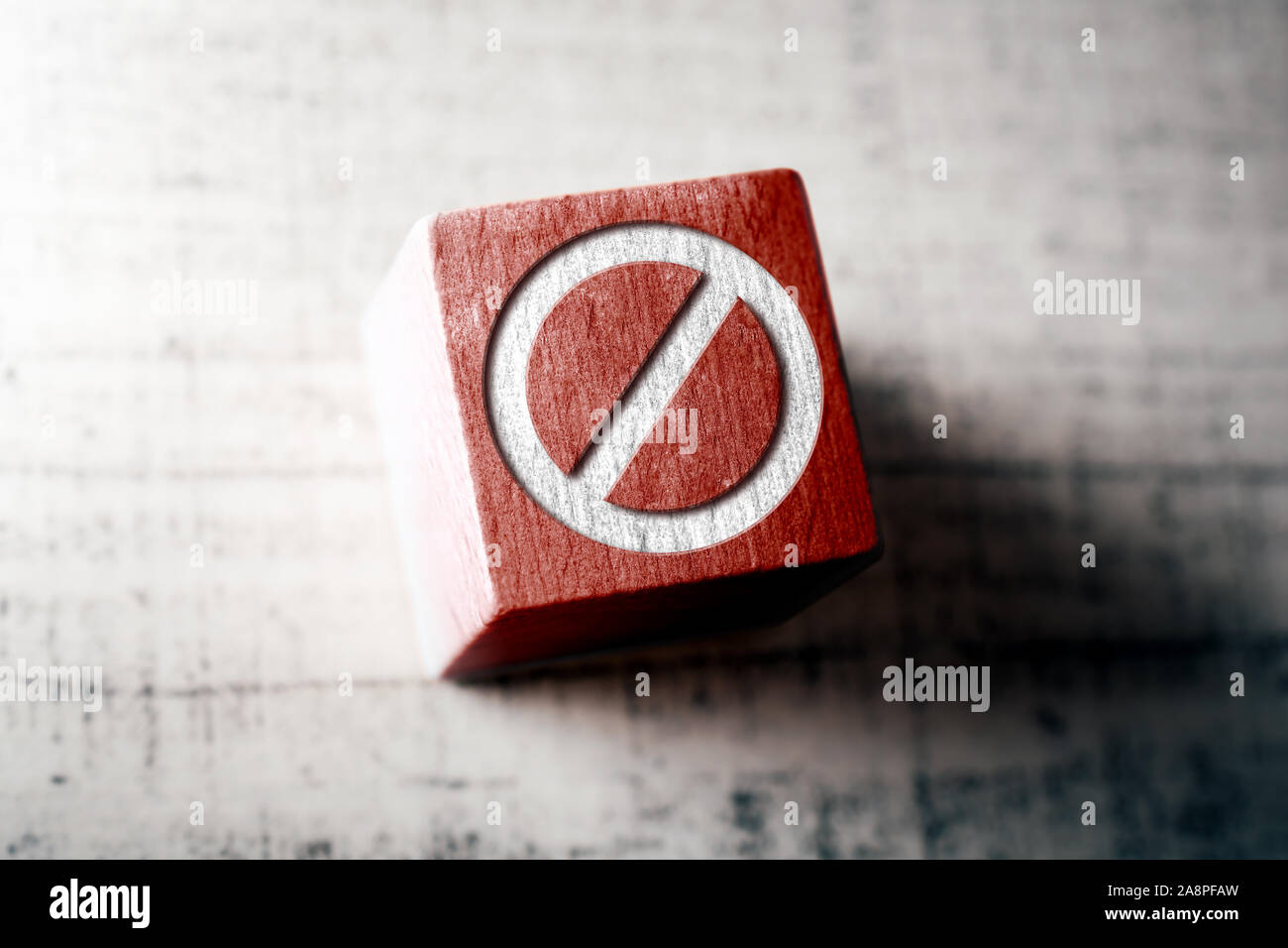 Interdiction de signer sur bloc de bois rouge sur une table Banque D'Images