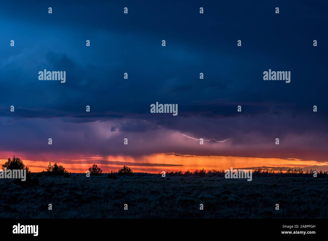 Orage au coucher du soleil, au sud-est de l'Oregon. Banque D'Images