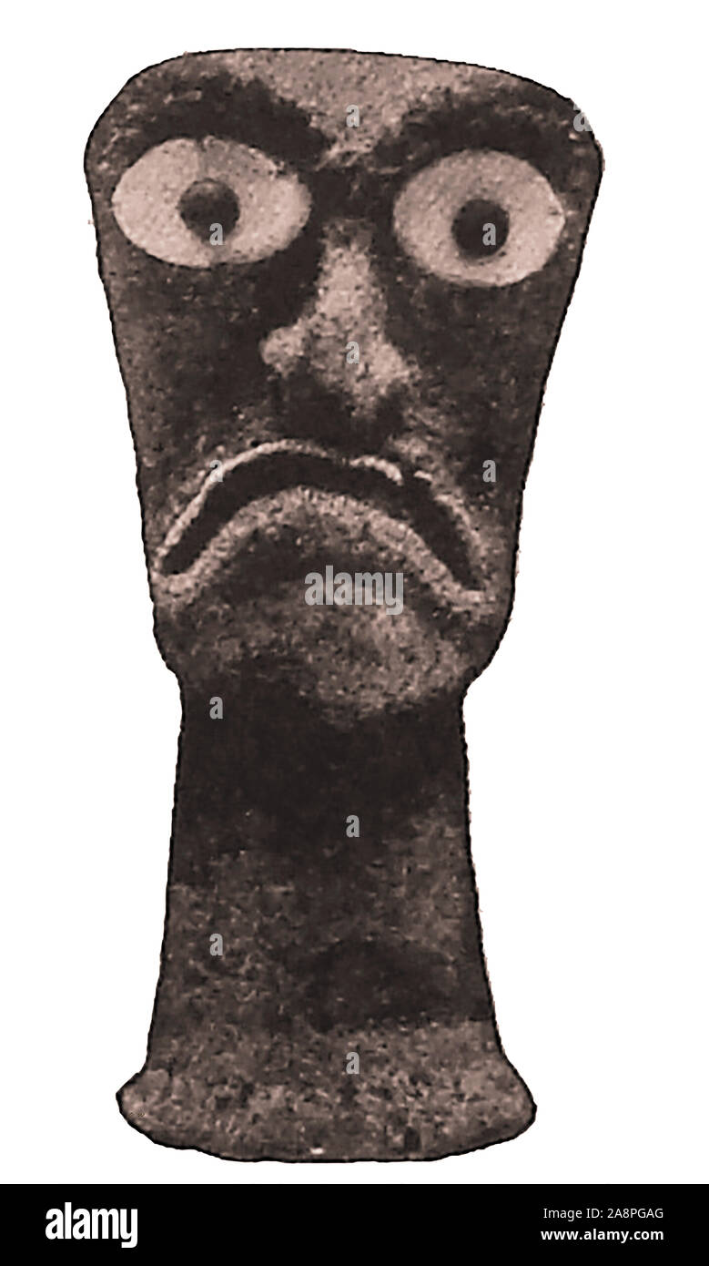 Un ancien masque à plumes d'Hawaï représentant le Ku akua (Dieu) de la guerre. Aussi connu comme Kūkaʻilimoku, Kū-ka-ili-moku, le Voleur de terre, Ku-nui-ku (akea la Cour suprême un), Ku-keoloewa (supporter) le Ku Ku-hoʻoneʻenuʻu,Ku (rassemblement de la terre)ʻ ses sacrifices humains rituels inclus Banque D'Images