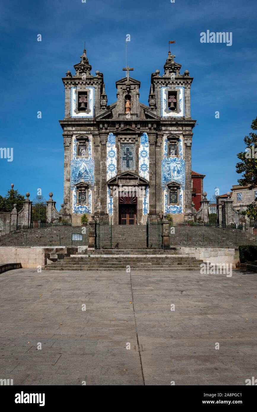 Carreaux de céramique traditionnelle façade de l'église do Carmo à Porto, Portugal. Banque D'Images