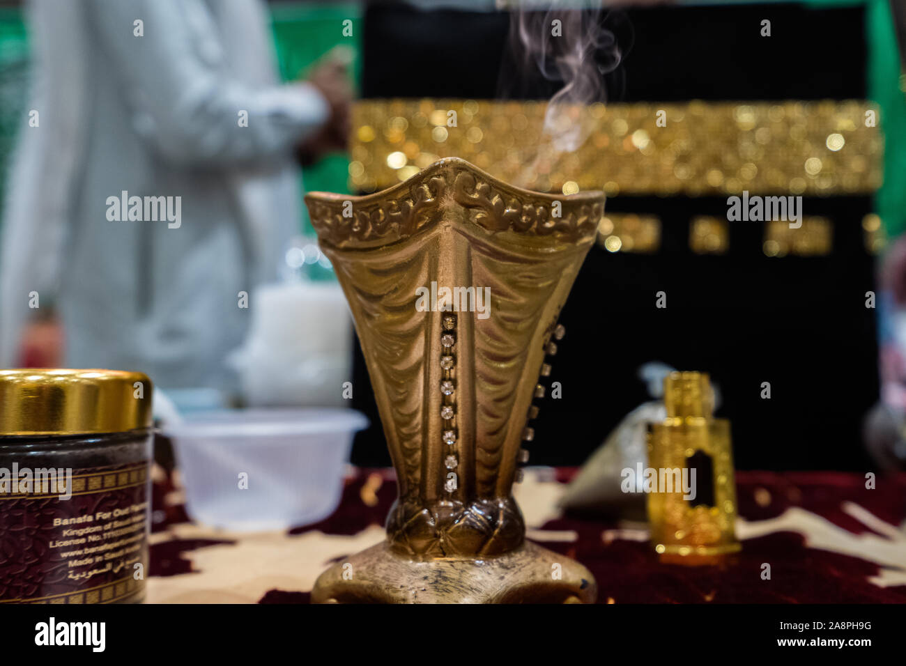Souvenirs de l'Arabie saoudite avec la culture de l'encens et encensoir traditionnel oud et la Kaaba à l'arrière-plan Banque D'Images