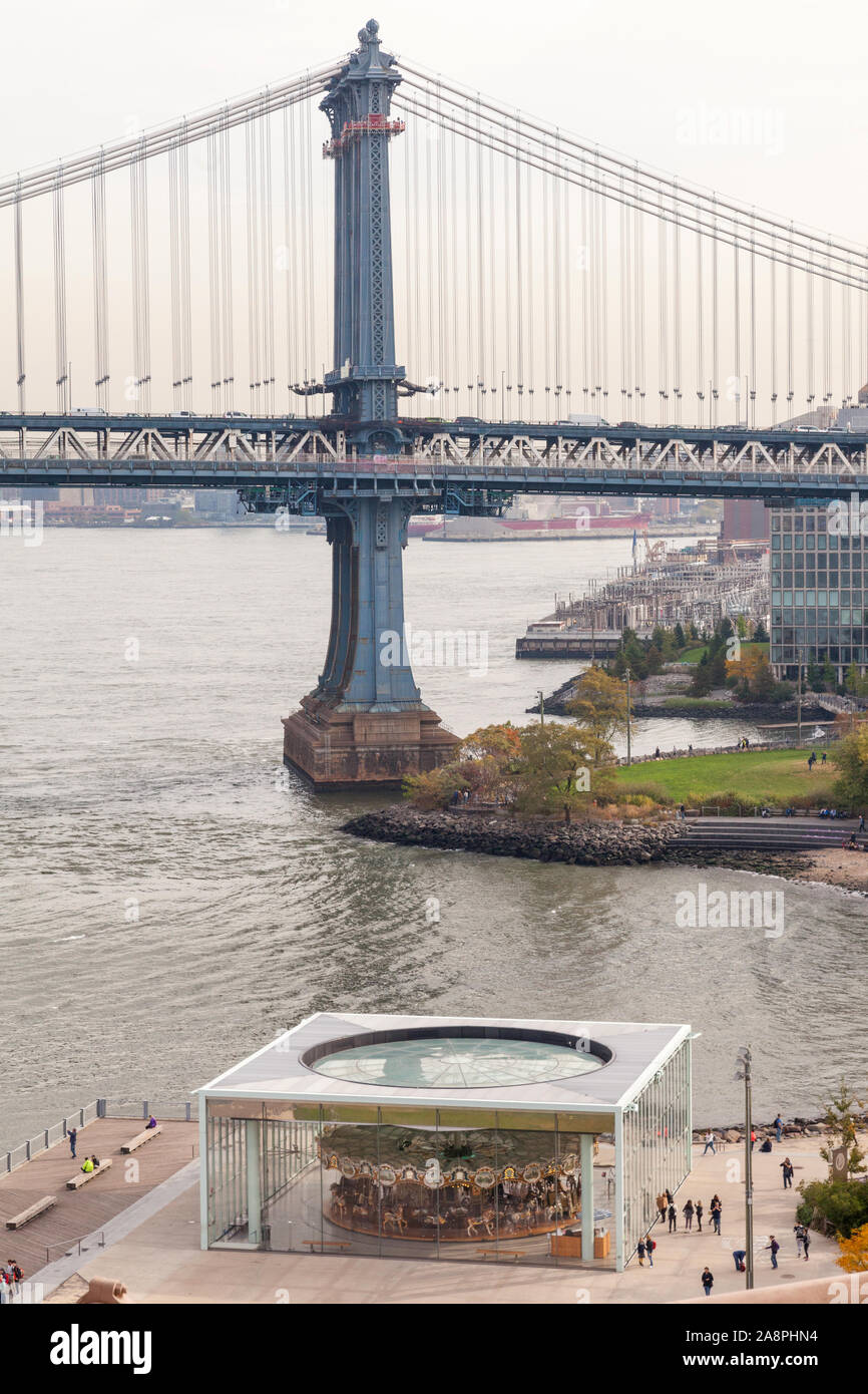 Pont de Manhattan et Jane's Carousel, pont de Brooklyn Park, Brooklyn, New York , États-Unis d'Amérique. Banque D'Images