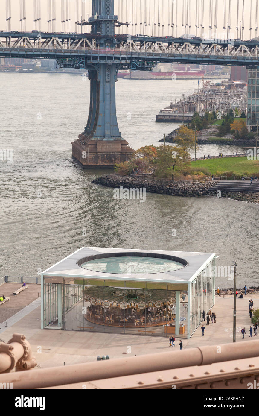 Pont de Manhattan et Jane's Carousel, pont de Brooklyn Park, Brooklyn, New York , États-Unis d'Amérique. Banque D'Images