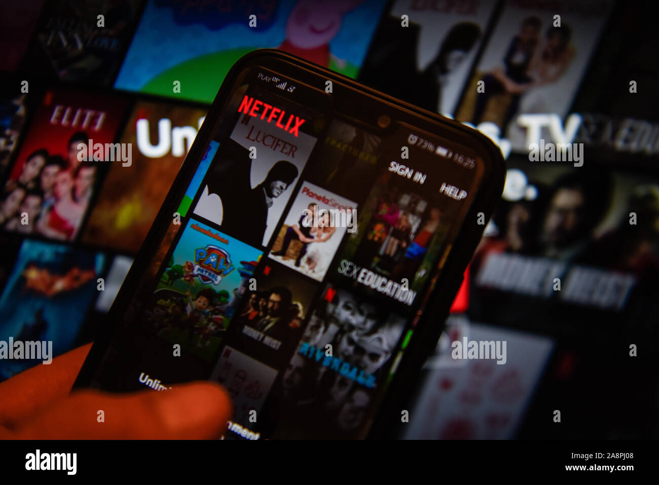 Sur cette photo, l'illustration d'une app Netflix affiche sur un smartphone. Banque D'Images