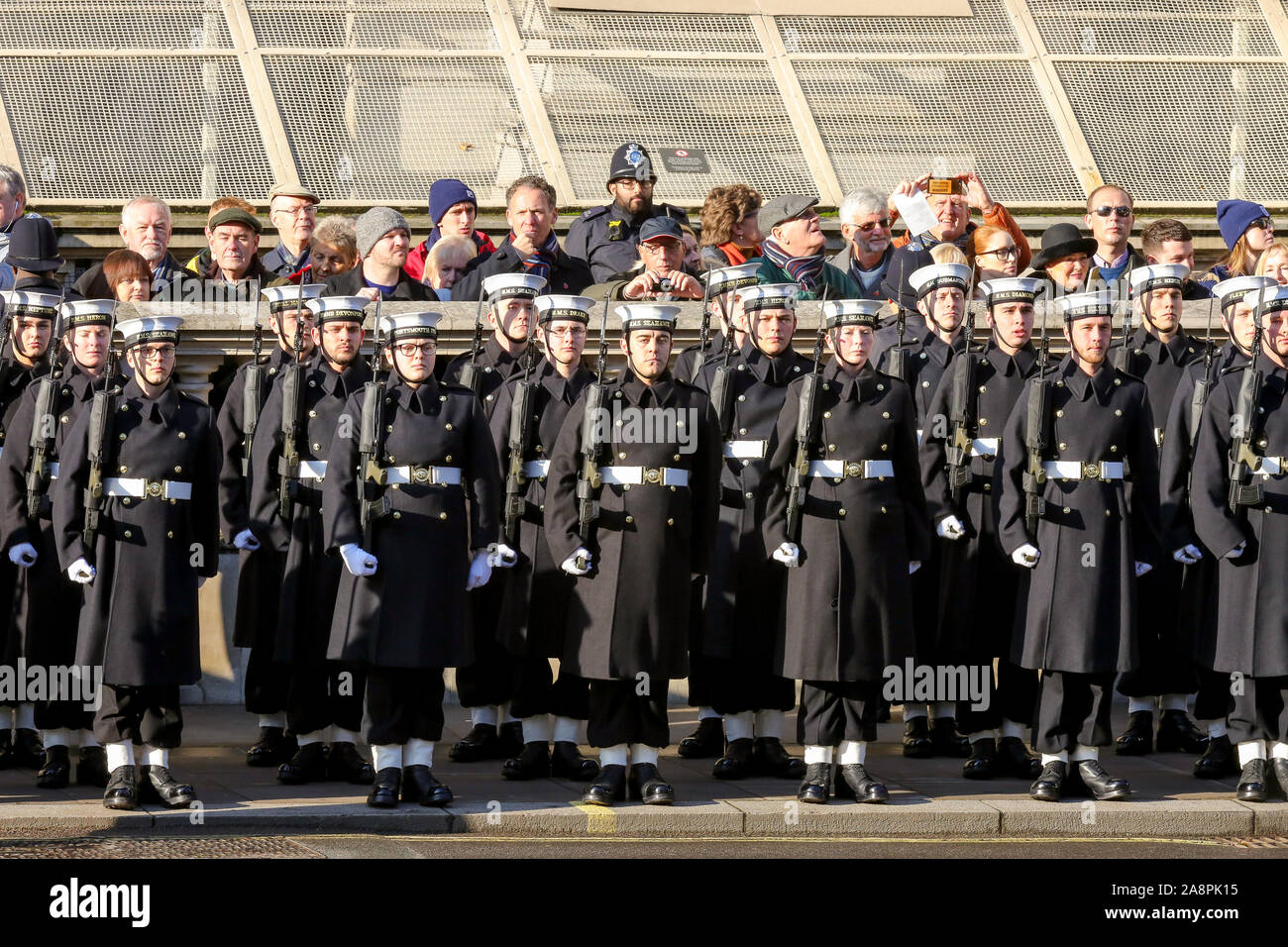 Les soldats sont vus au cours de l'assemblée dimanche du Jour du Souvenir au cénotaphe commémoratif, à Whitehall, Londres. Banque D'Images