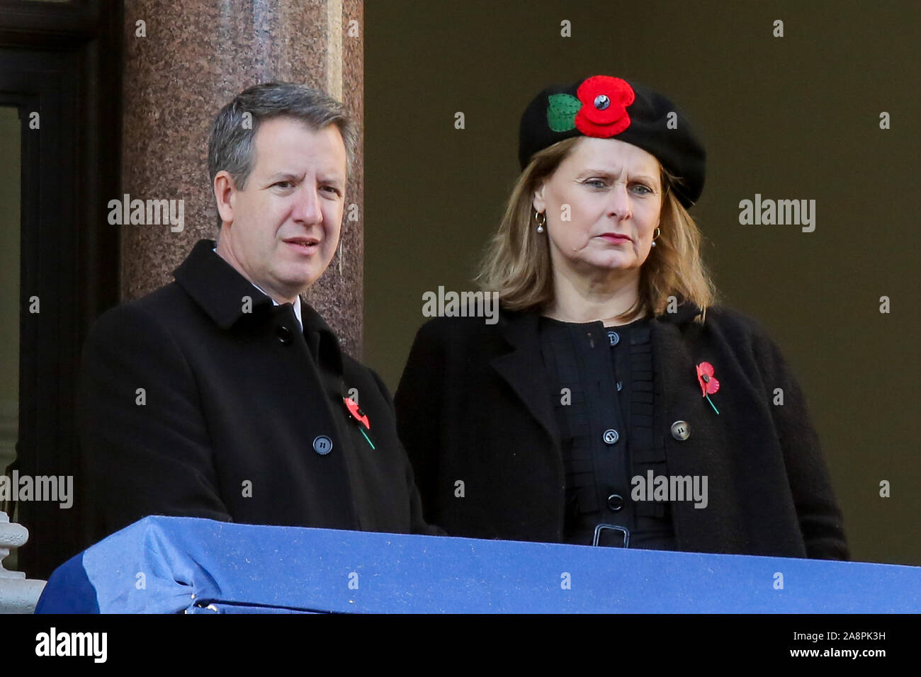 Chris Leslie MP (L) et de l'ancien Premier ministre britannique Gordon Brown, l'épouse Sarah Brown (R) participer à l'assemblée dimanche du Jour du Souvenir au cénotaphe commémoratif, à Whitehall, Londres. Banque D'Images