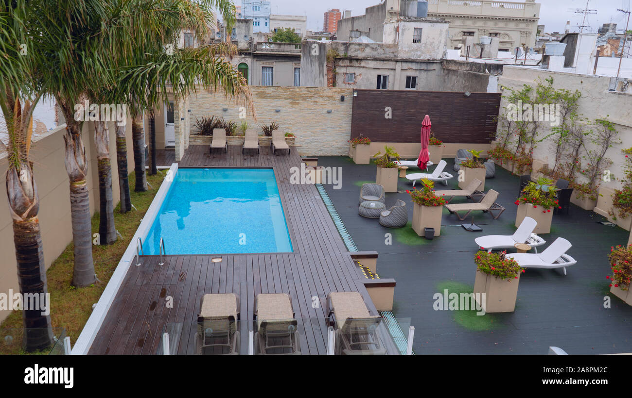 Piscine sur le toit à Montevideo à mauvais temps Banque D'Images