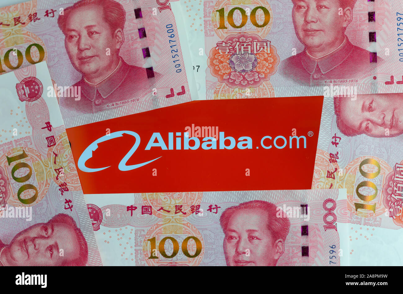 Alibaba logo à l'écran entouré de 100 yuan billets. Photo d'illustration éditoriale pour les nouvelles sur un niveau record de ventes en Chine. Banque D'Images
