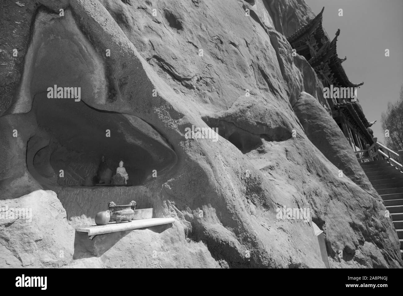 Grottes creusées dans la falaise à la face le monastère bouddhiste de Mati Si, Chine Banque D'Images