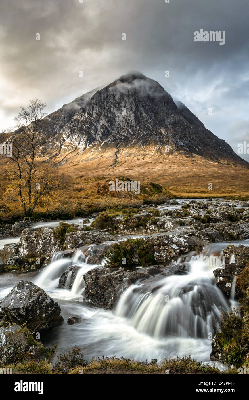 Il s'agit d'une longue exposition d'un ruisseau et Etive Mor Waterfall in Glencoe des Highlands écossais. Bauchaille mountain peut être vu dans la distance. Banque D'Images