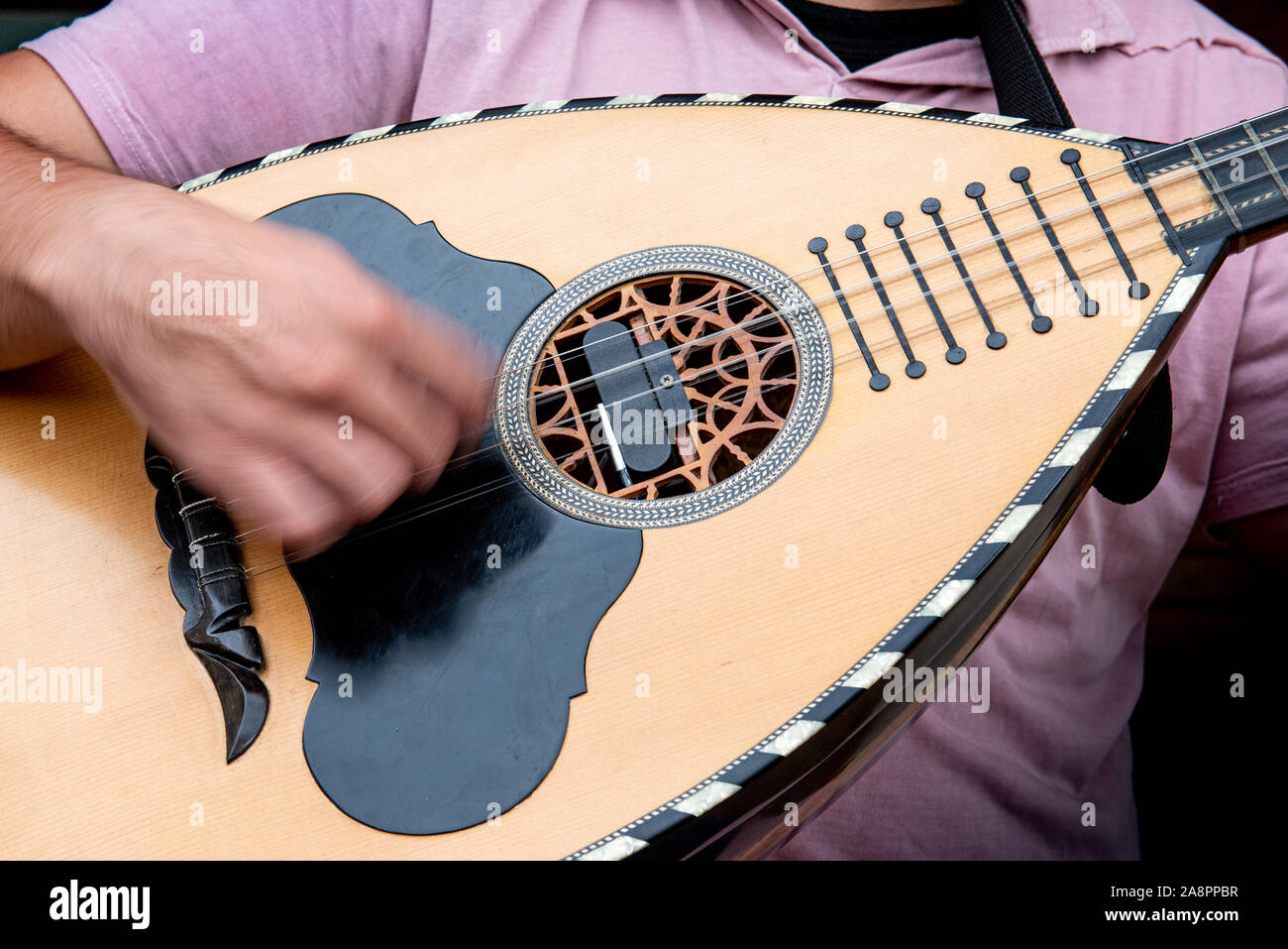 Musicien inconnu jouant une chanson traditionnelle avec le laouto, luth, un instrument de musique traditionnelle grecque. Banque D'Images