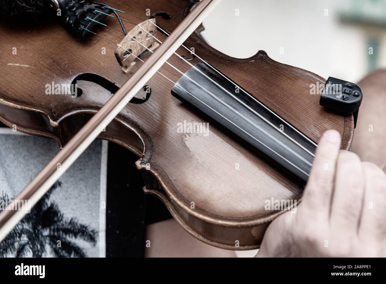 Musicien inconnu jouant une chanson traditionnelle avec la musique de violon instrument. Banque D'Images