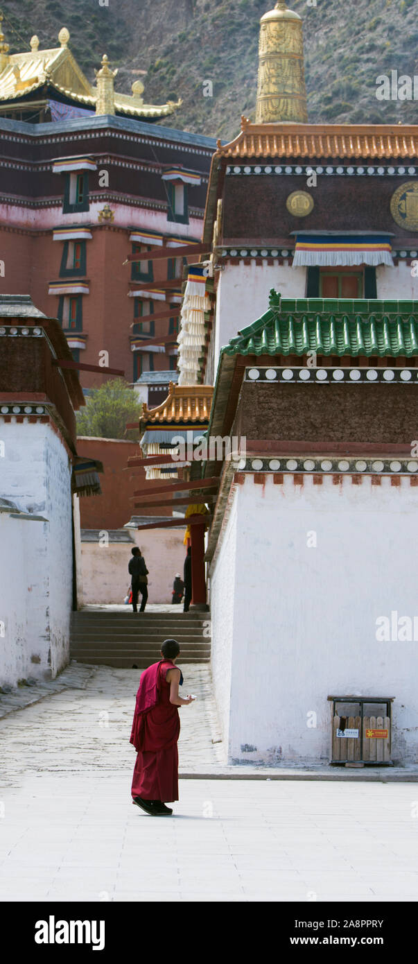 Moines au monastère de Labrang les rues, Chine Banque D'Images