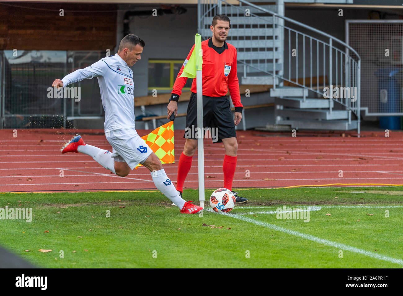 Lausanne, Suisse. 10 Nov, 2019. Lausanne, Suisse - 2019/11/08 : Stjepan Kukuruzovic de Lausanne le sport prend un virage au cours de 14e jour de la Corrèze.ch Challenge League entre Lausanne Sport et Fc Schaffhouse. Lausanne Sport gagne 5-0. (Photo par Eric Dubost/Pacific Press) Credit : Pacific Press Agency/Alamy Live News Banque D'Images