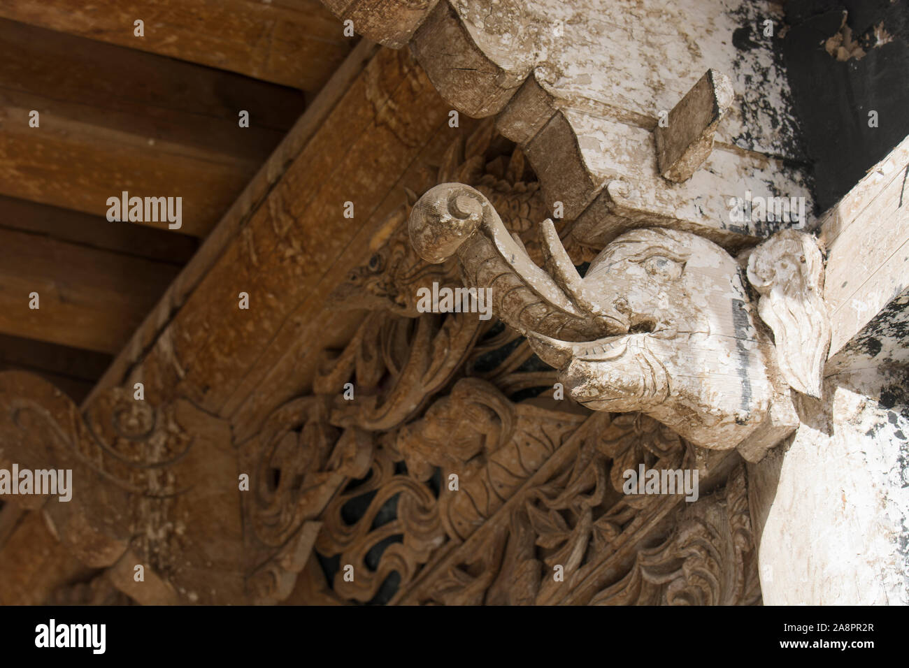 Linteau en bois sculpté à l'entrée d'un temple, monastère de Labrang, Chine Banque D'Images