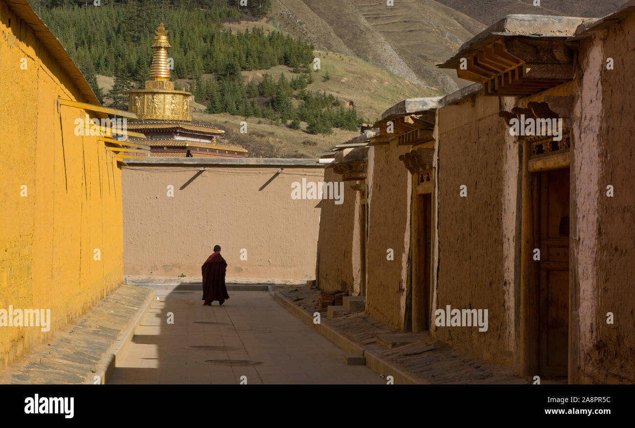 L'une des rues étroites qui sillonnent le grand monastère de Labrang, Gansu, Chine Banque D'Images