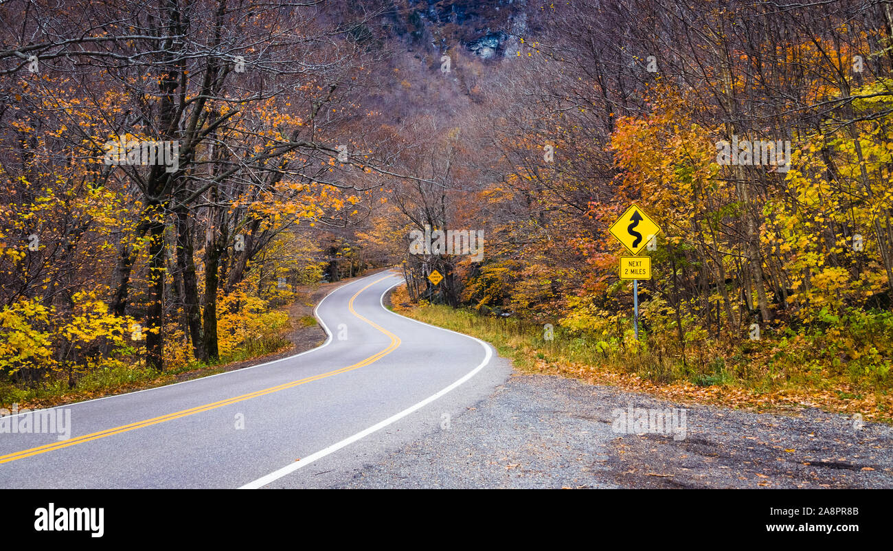 Panneaux Stowe mountain road , Mount Mansfield Vermont à paysage d'automne Banque D'Images