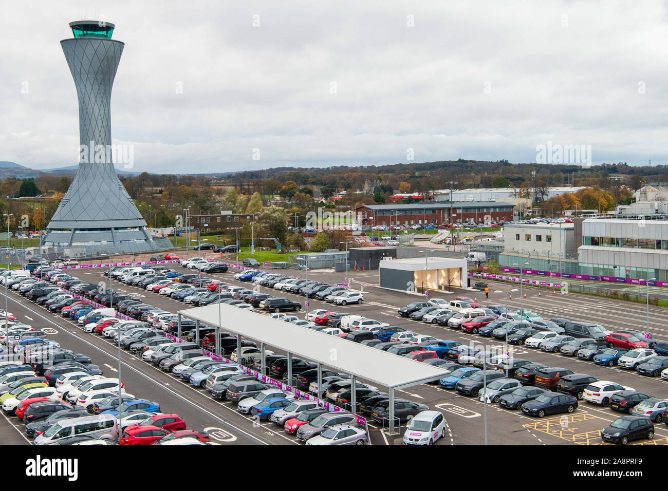 Parking Rapide Et Avion De L'Aéroport D'Edimbourg Banque D'Images