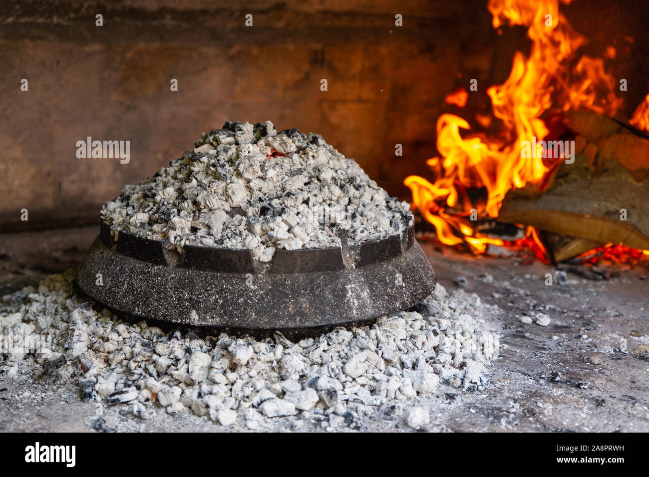 Ispod 'Peka' - la cuisson sous le couvercle/Bell - une méthode traditionnelle croate de la cuisson des viandes et légumes en vertu de braises de charbon. Le récipient utilisé je Banque D'Images