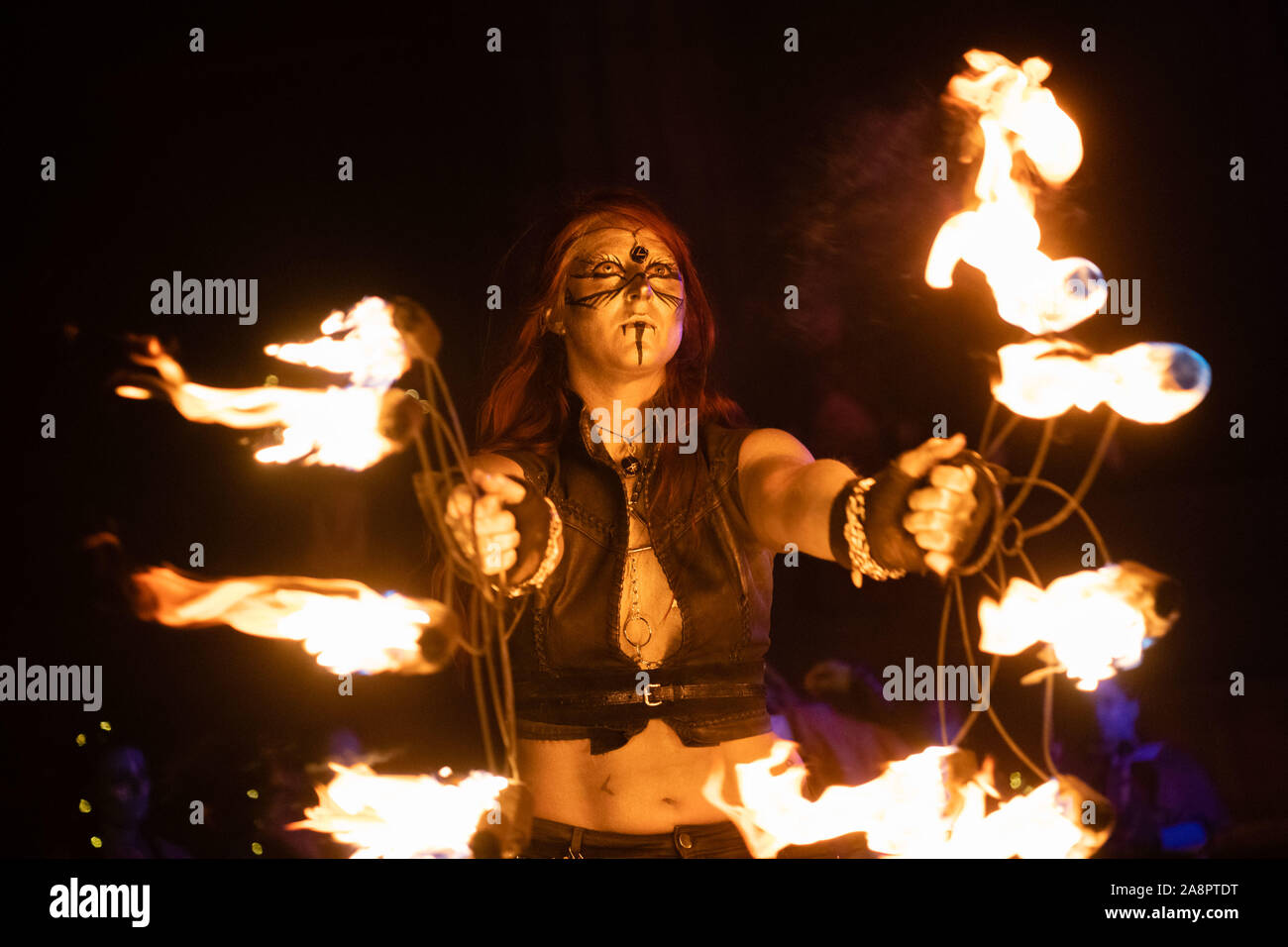 Les couvre-lits d’hiver l’été devant un public de milliers de personnes au Samhuinn Fire Festival d’Édimbourg Des Milliers de personnes se sont rassemblées pour assister au triomphe de l’hiver sur Summ Banque D'Images