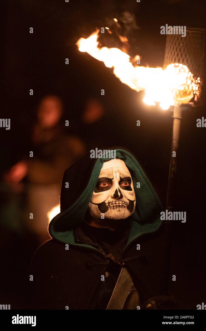 Les couvre-lits d’hiver l’été devant un public de milliers de personnes au Samhuinn Fire Festival d’Édimbourg Des Milliers de personnes se sont rassemblées pour assister au triomphe de l’hiver sur Summ Banque D'Images