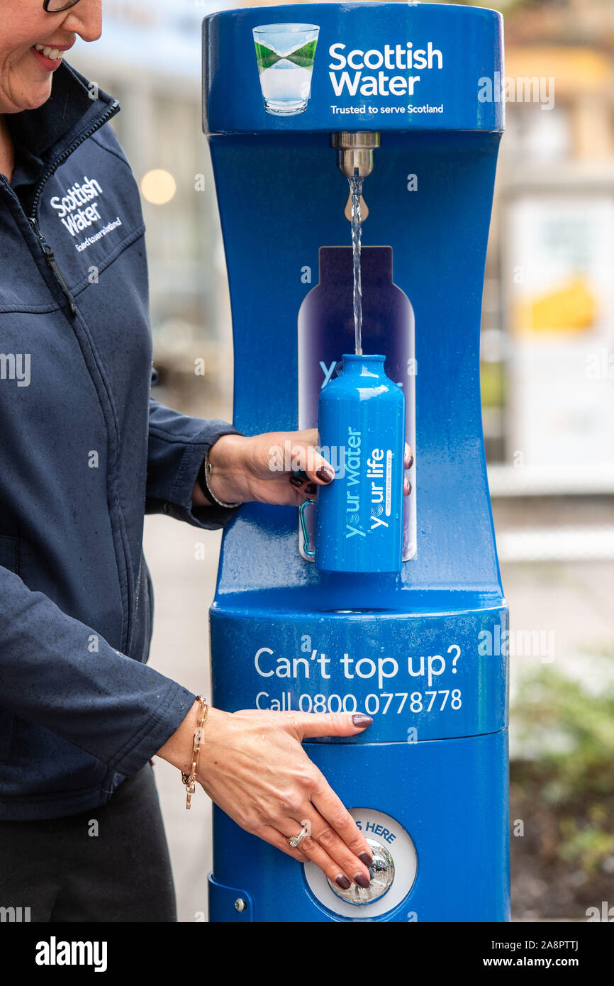 Une station de recharge d'eau potable Top up Tap de Scottish Water dans le centre-ville de Stirling, Écosse, Royaume-Uni Banque D'Images