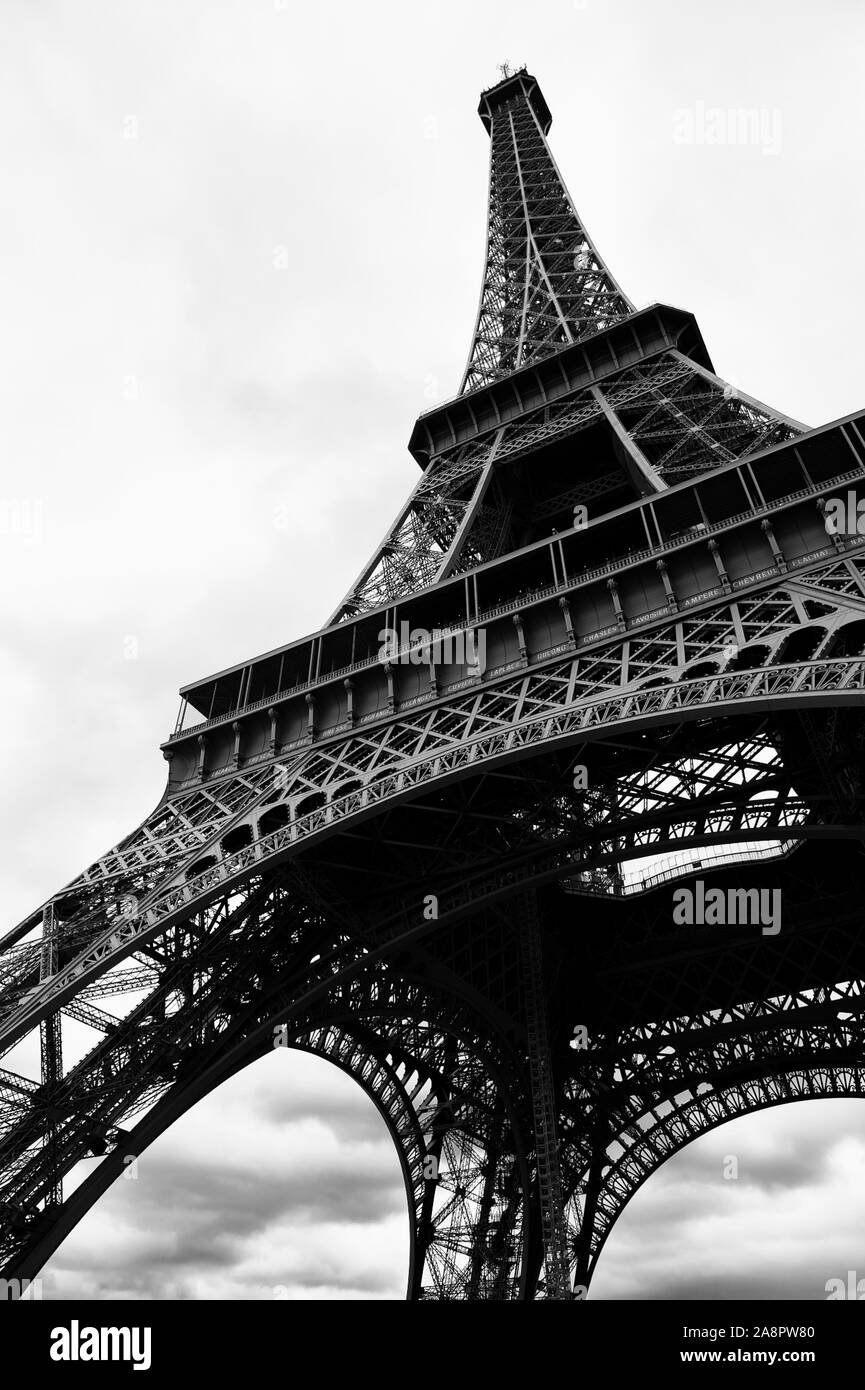 Vue abstraite en noir et blanc sur la célèbre tour de l'eifel à Paris, en France Banque D'Images
