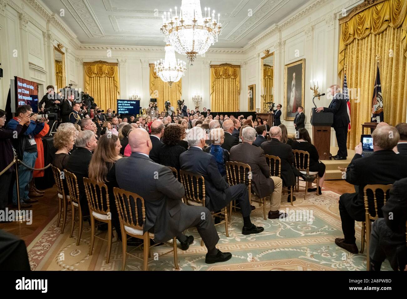 Président américain Donald Trump prononce une allocution avant de présenter l'élection présidentielle à titre posthume la Médaille des citoyens à Richard C. Rescorla dans l'East Room de la Maison Blanche le 7 novembre 2019 à Washington, DC. Rescorla a aidé à sauver la vie de près de 2 700 personnes au World Trade Center le matin du 11 septembre 2001. Banque D'Images