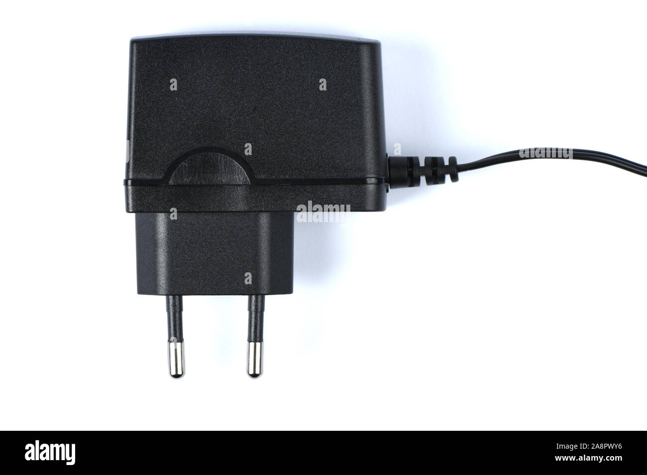 Noir puissance ac à dc adaptateur. Adaptateur d'alimentation du routeur isolé sur fond blanc. Photo haute résolution. La profondeur de champ. Banque D'Images