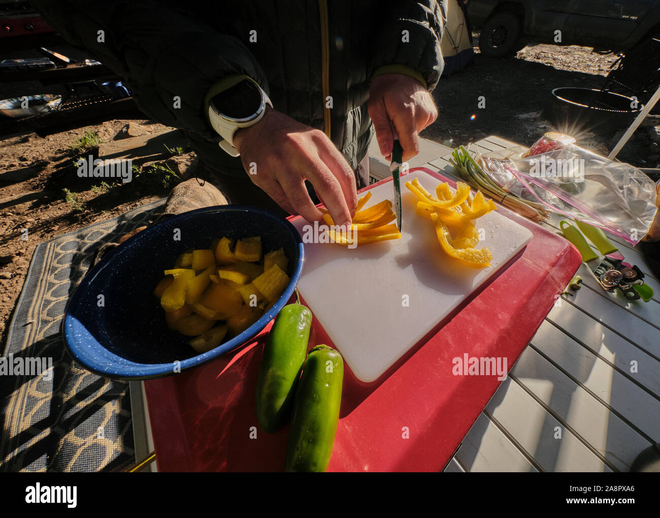 Camp Cuisine Petit déjeuner signifie couper les poivrons. Banque D'Images