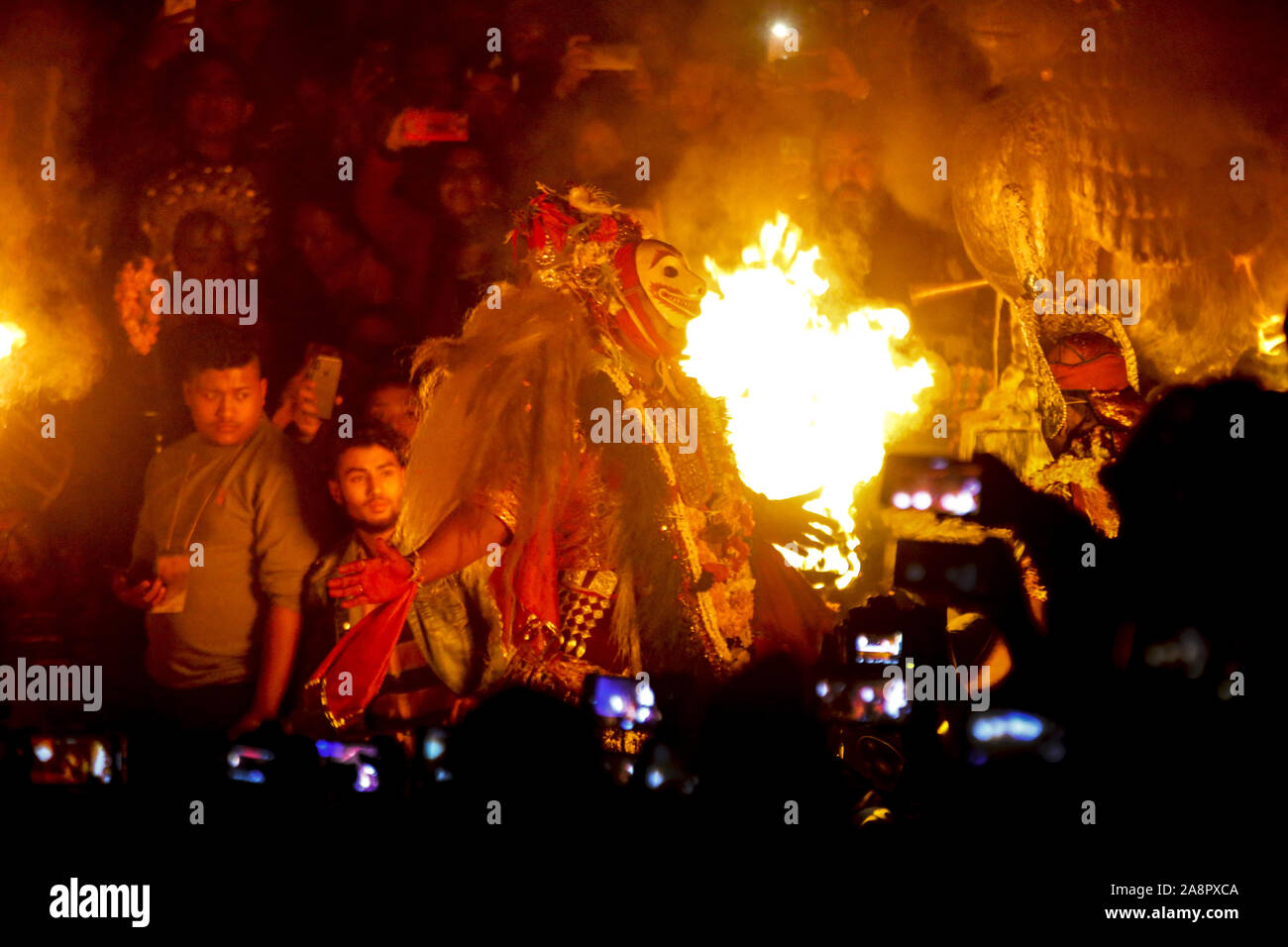 Kathmandu, Népal. 11Th Nov, 2019. Un artiste népalais habillé en Seigneur Narsimha effectue au cours de rituels religieux festival Kartik Nach après minuit à Kathmandu, Népal le lundi 11 novembre, 2019. La danse religieuse est effectué plus de dix jours dans le calendrier népalais appelé Kartik à remercier Lord Kumara pour sa protection. Le pieux Roi Siddhi Narsingh Malla d'abord établi le Kartik Nach au 17ème siècle. Credit : Skanda Gautam/ZUMA/Alamy Fil Live News Banque D'Images