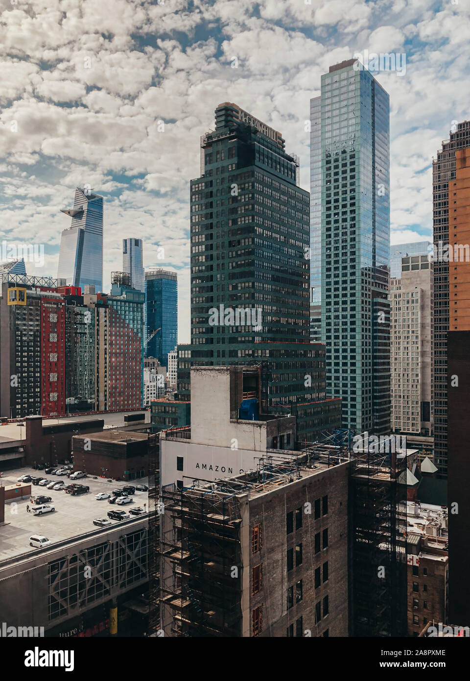 Grands bâtiments modernes dans le centre-ville de New York City, New York, USA. Banque D'Images