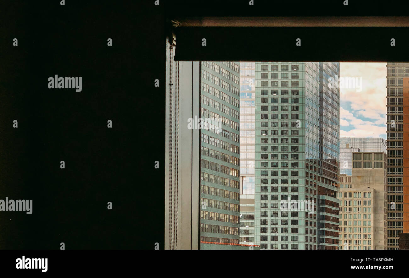 Voir des bâtiments hors de la fenêtre à New York City, New York, USA. Banque D'Images
