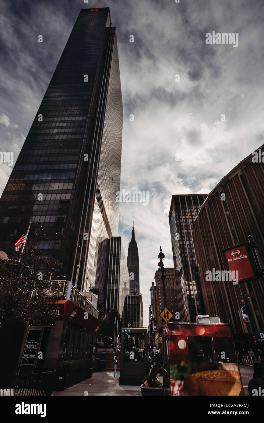 Scène de rue avec de grands bâtiments à New York City, New York, USA. Banque D'Images