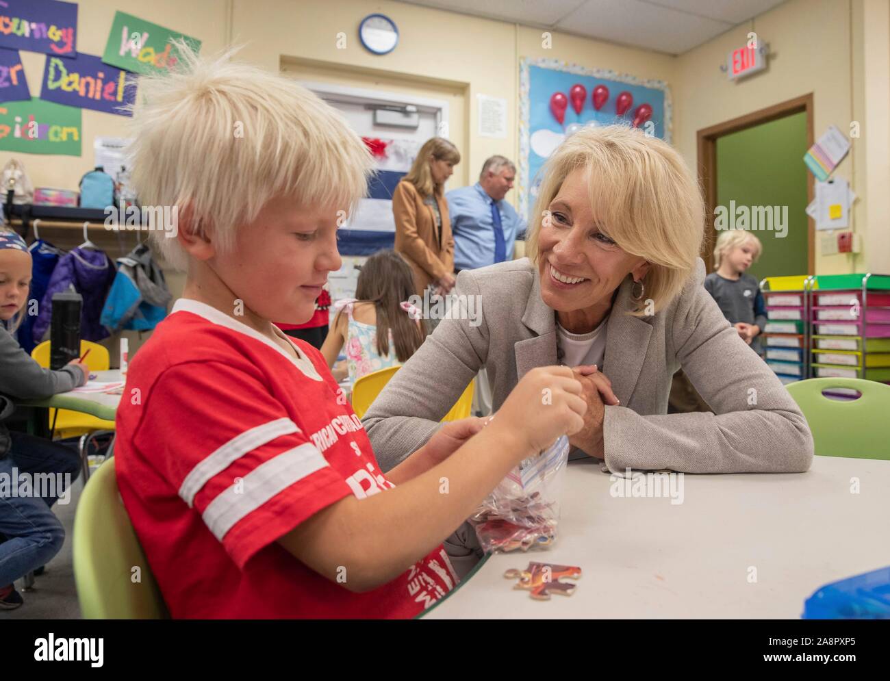 Le secrétaire américain de l'éducation Betsy DeVos, droite, visites avec les élèves de l'American Academy de la Charte, le 26 août 2019 dans Wasilla, Alaska. Banque D'Images