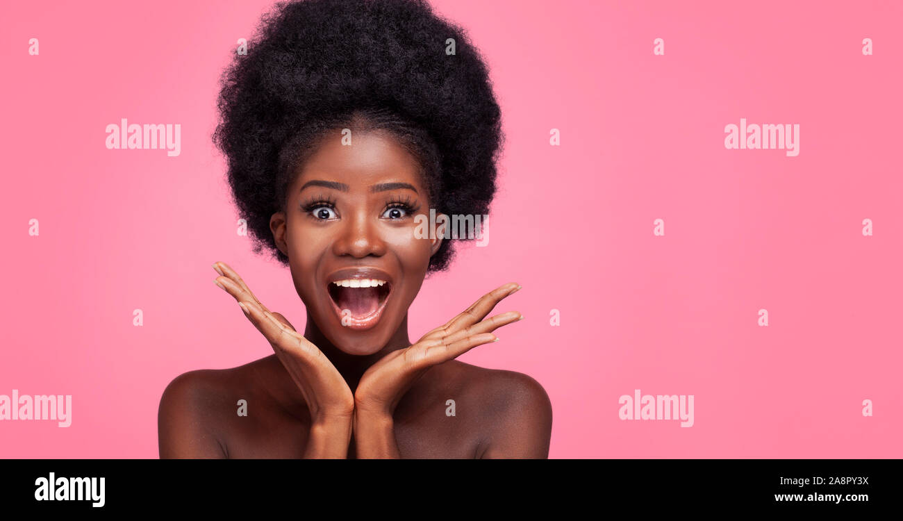Femme africaine et sourit largement. Concept de beauté. Banque D'Images