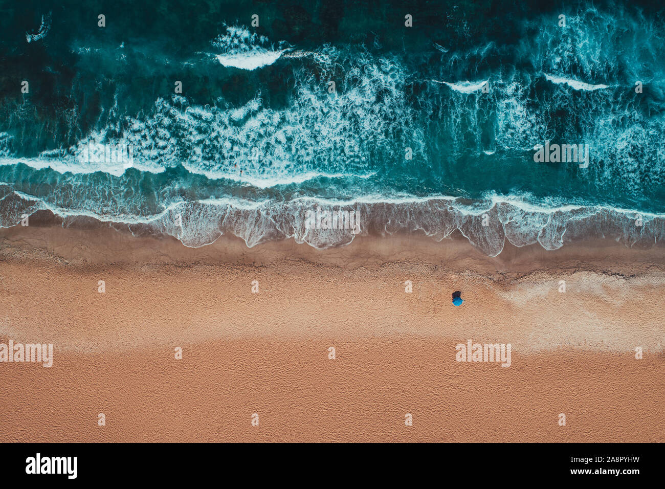 Vue de dessus de l'antenne de drone de plage de sable fin avec une mer turquoise des vagues avec copie espace pour le texte. Banque D'Images