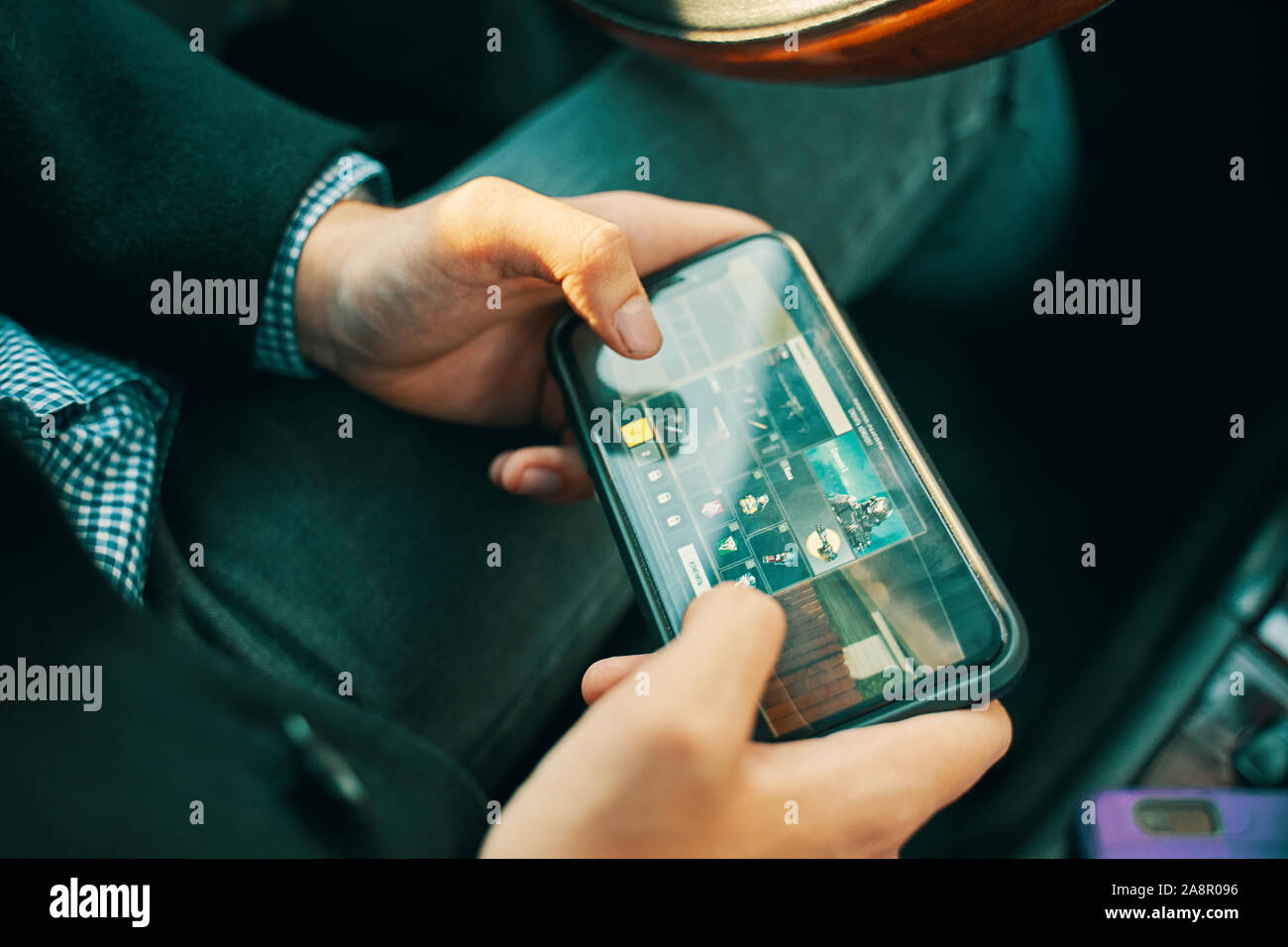 Bichkek, Kirghizistan - Octobre 4, 2019 : Man holding smartphone et jouant dans Call of Duty mobile. Banque D'Images
