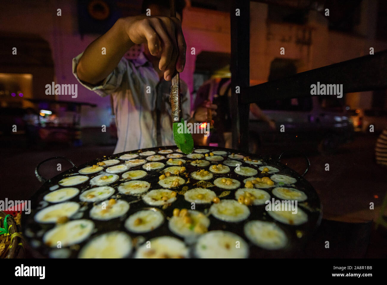 Mont Lin Ma Yar pour la vente aux touristes dans la rue sur la Birmanie. Delicous petites bites des garnitures telles que des pois chiches grillés. Yangon, Myanmar Banque D'Images
