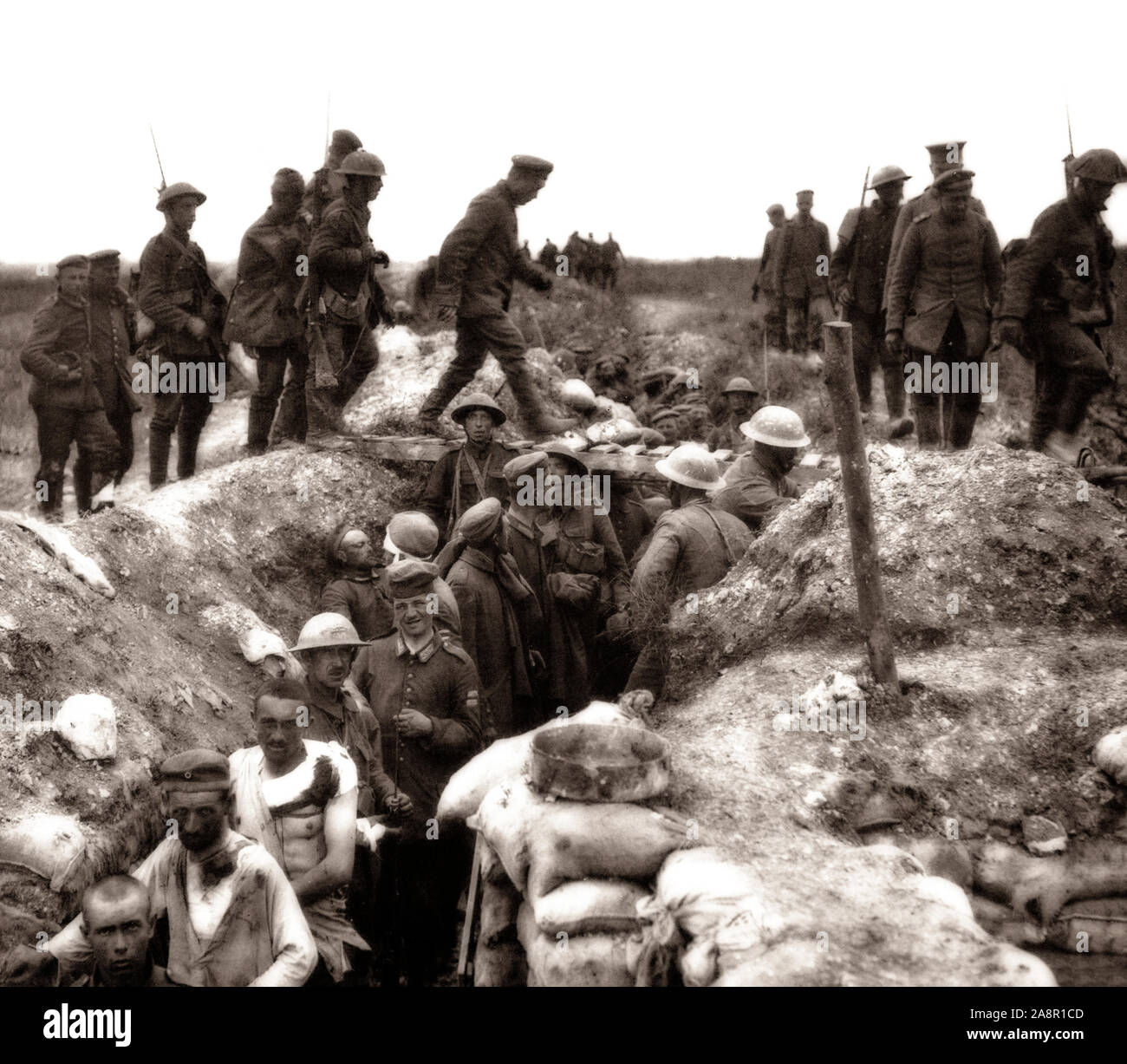 Les troupes britanniques aka Tommies, soulager les blessés et portés au cours de la bataille les troupes de l'offensive de la Somme, se sont battus par les armées de l'Empire britannique et français de la Troisième République contre l'Empire allemand. Il a eu lieu entre le 1 juillet et 18 novembre 1916 des deux côtés de la partie supérieure du fleuve de la Somme en France. Dans la bataille, la plus grande bataille de la guerre de l'ouest du front, plus de trois millions d'hommes se sont battus et un million d'hommes ont été blessés ou tués, ce qui en fait l'une des batailles les plus sanglantes de l'histoire humaine. Banque D'Images