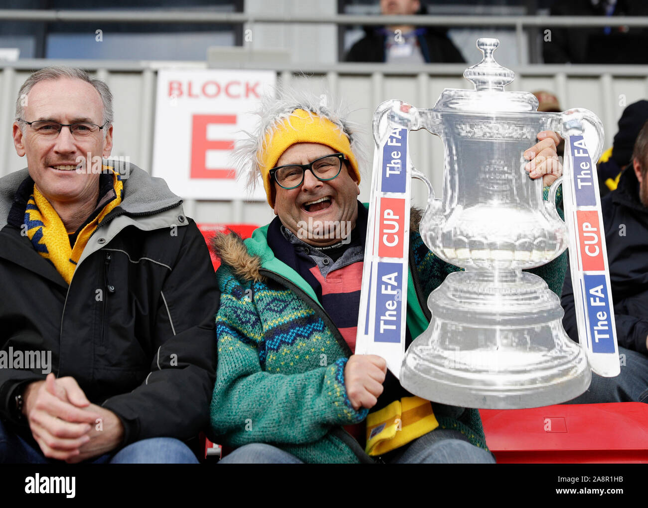 SkyEx Community Stadium, Londres, Royaume-Uni. 10 Nov, 2019. Football Association Cup, Hayes et Yeading United contre Oxford United ; Oxford United celebrity et ancien présentateur de télévision Timmy Mallett tenant un carton coupé de la FA Cup depuis les tribunes - strictement usage éditorial uniquement. Pas d'utilisation non autorisée avec l'audio, vidéo, données, listes de luminaire, club ou la Ligue de logos ou services 'live'. En ligne De-match utilisation limitée à 120 images, aucune émulation. Aucune utilisation de pari, de jeux ou d'un club ou la ligue/player Crédit : publications Plus Sport Action/Alamy Live News Banque D'Images