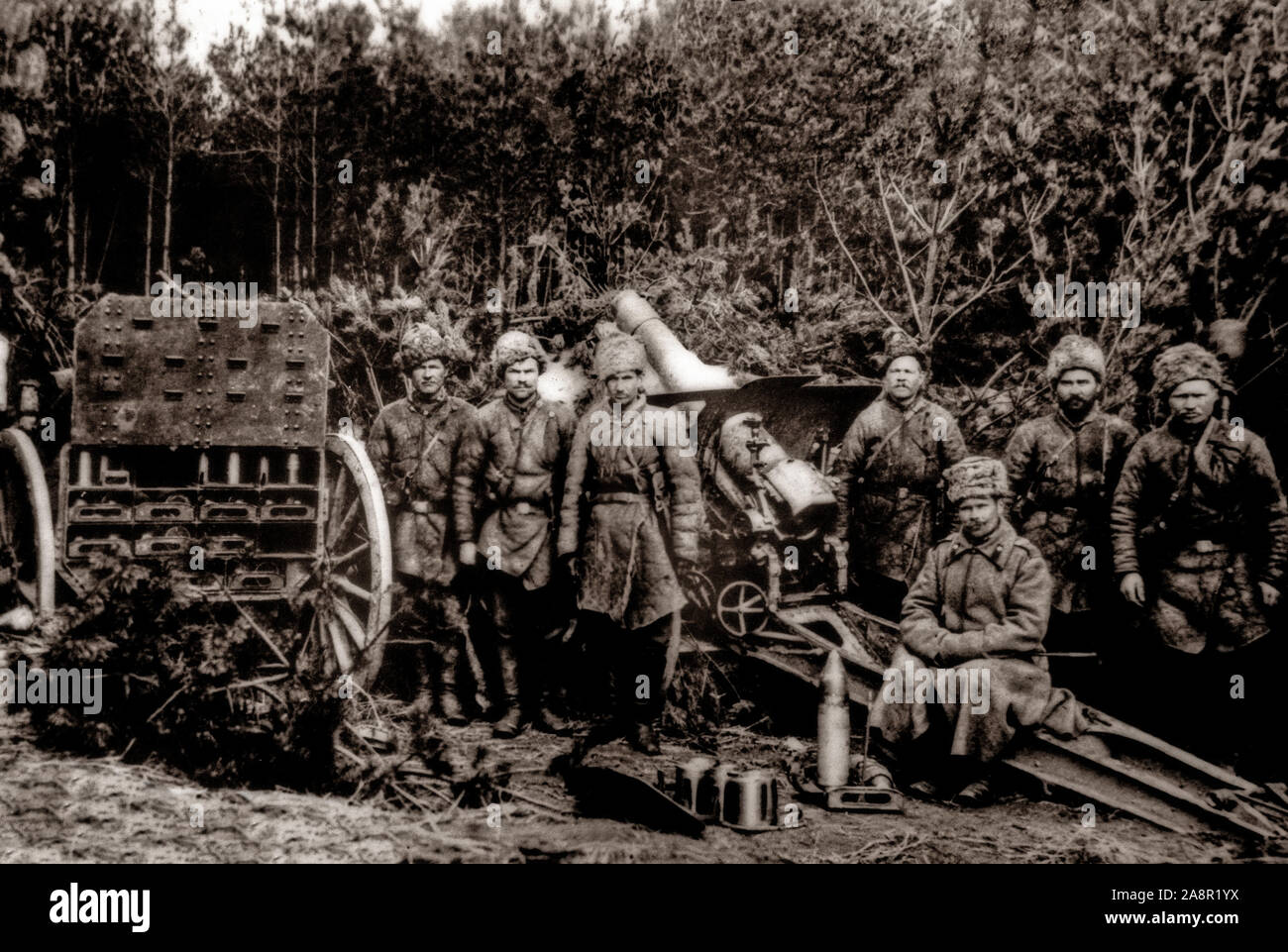 L'artillerie lourde tenus par des soldats russes dans une forêt polonaise au cours de la deuxième bataille de la Lacs de Mazurie, 1915, dans lequel l'offensive allemand et austro-hongrois s'est transformée en une avance générale et une retraite stratégique correspondant par l'armée russe. Banque D'Images