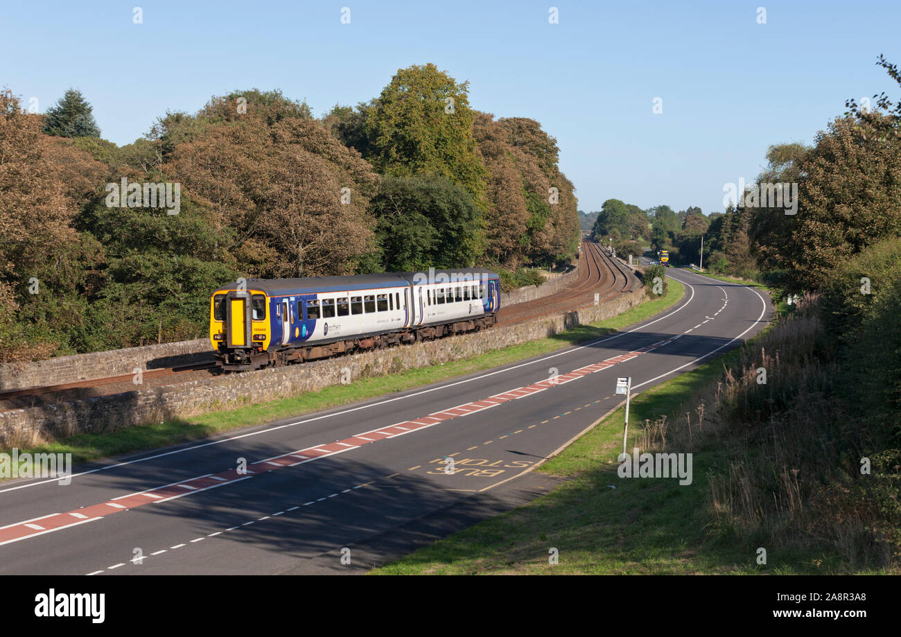 Northern rail Arriva Trains sprinter 156 classe passant Blenkinsopp sur la Tyne Valley ligne de chemin de fer qui longe la route nationale A69 Banque D'Images