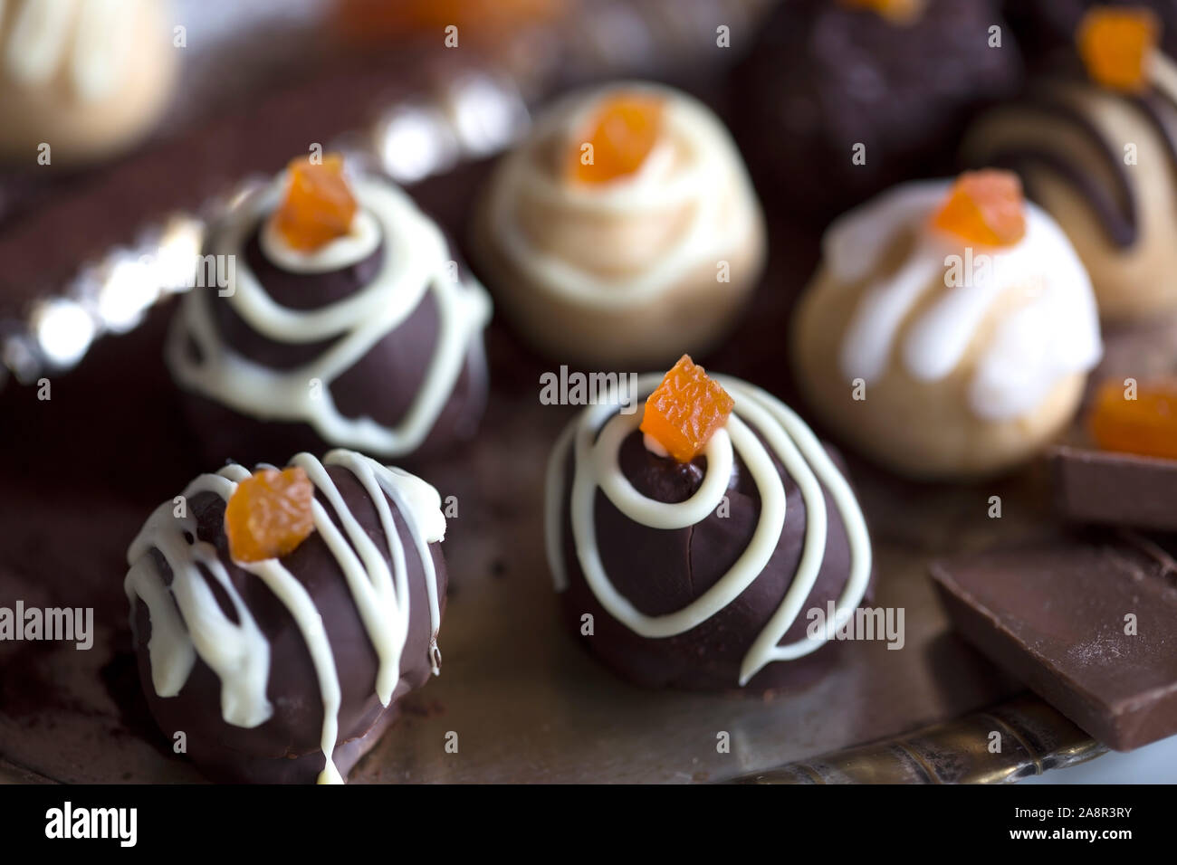 Pralines au chocolat avec des bonbons apricot Banque D'Images