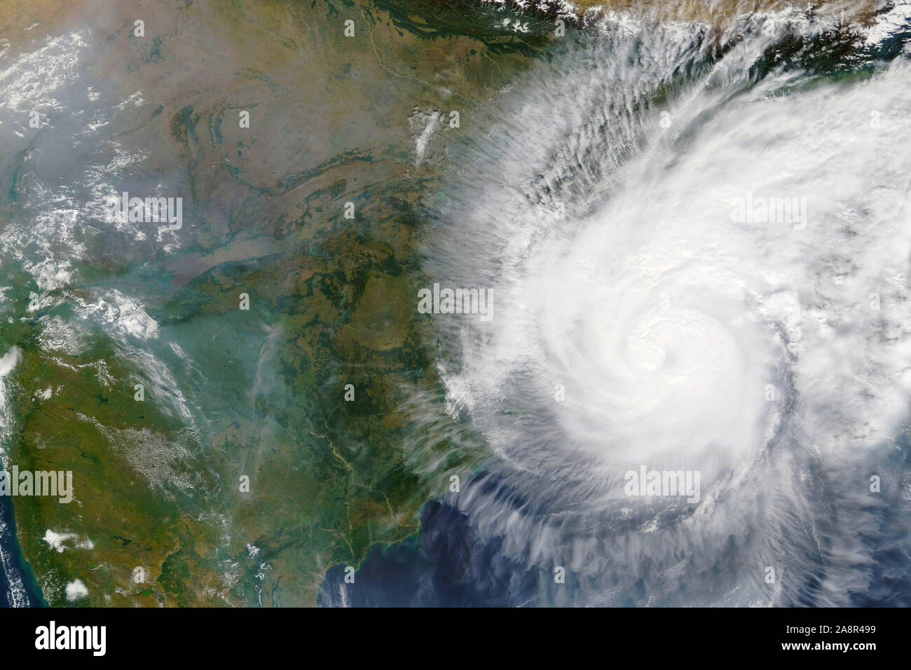 Bulbul Cyclone se dirigeant vers l'Inde et le Bangladesh en novembre 2019 - éléments de cette image fournie par la NASA Banque D'Images