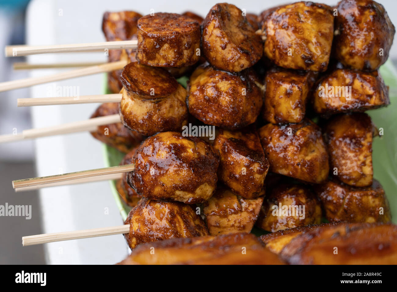 Chiunks au barbecue Brochettes de patates douces connu sous le nom de Camote Cue dans les Philippines. Un casse-croûte populaire dans tout le pays. Banque D'Images