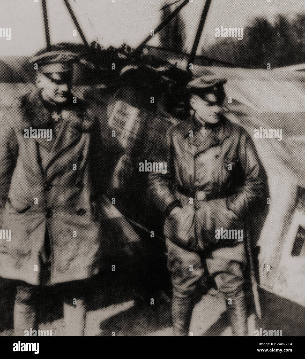 Manfred Albrecht Freiherr von Richthofen (1892-1918), également connu sous le nom de 'Red Baron', (à droite) était un pilote de chasse de la Force aérienne allemande pendant la Première Guerre mondiale. Il est considéré comme l'ace-de-aces de la guerre, d'être officiellement crédité de 80 victoires au combat aérien. Photographié avec son jeune frère Lothar (1894-1922) aussi un Allemand Première Guerre mondiale fighter ace crédité de 40 victoires. Banque D'Images