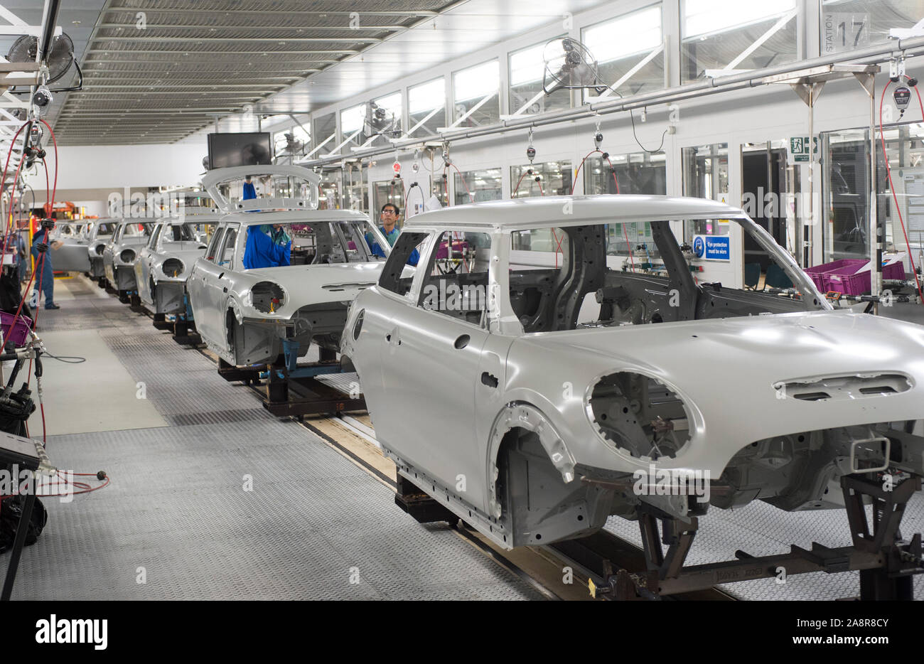 La robotique de haute technologie construction de la gamme de voitures BMW MINI à son usine d'Oxford, en Angleterre, en octobre 2015 29.10.15 Banque D'Images