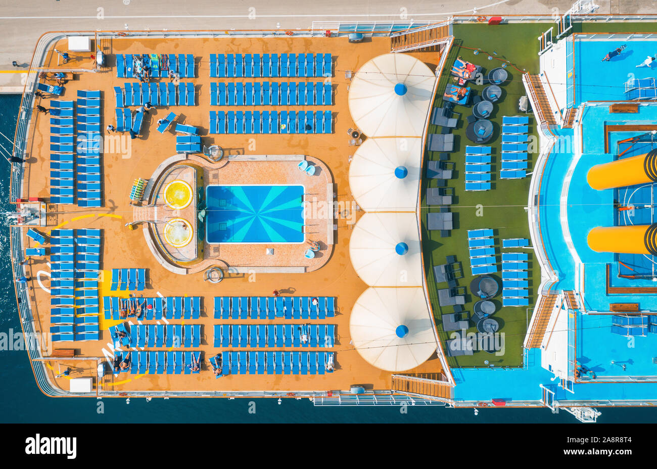 Vue aérienne de la piscine, transats, parasols on cruise ship Banque D'Images