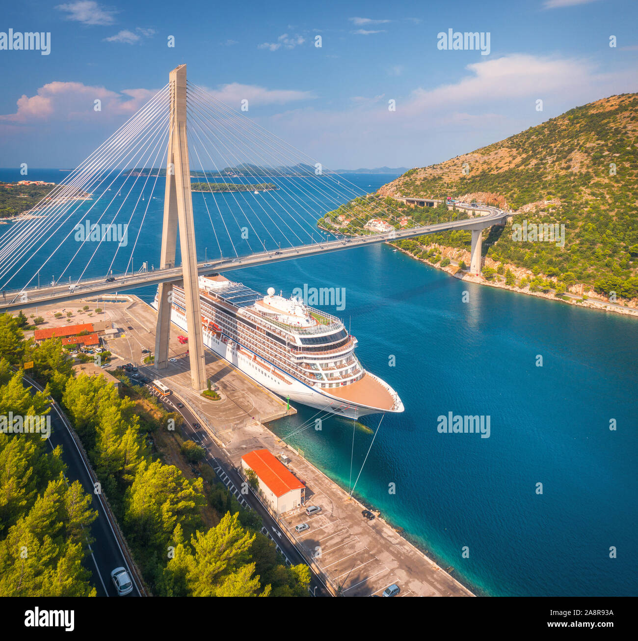 Vue aérienne du navire de croisière et superbe pont à Dubrovnik Banque D'Images